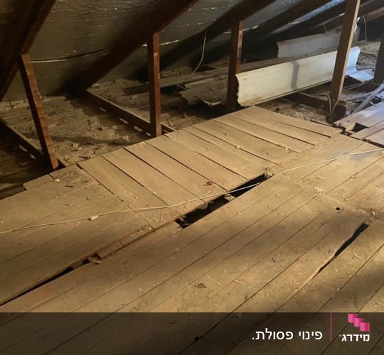 עליית גג עם רצפת עץ ישנה וחוט חשמל חשוף